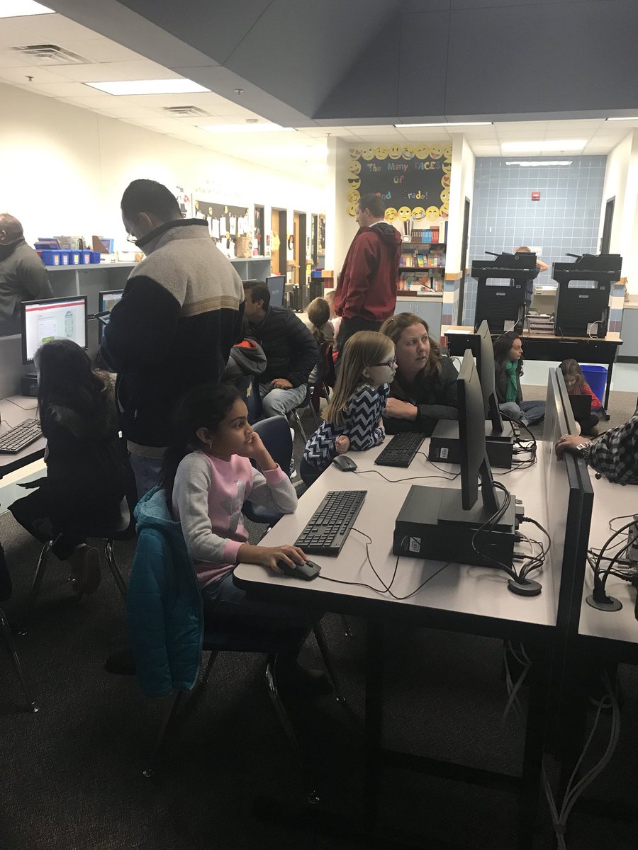ElliottFISD's tweet image. Family Coding Night is a great success! #elliottlearners #familycodingnight