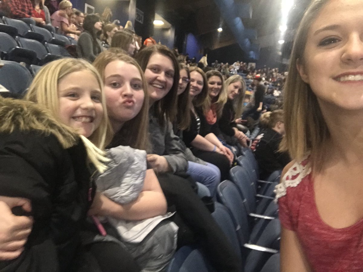 roxygirlblonde's tweet photo. #Jinglebash https://t.co/JJIhVWbjvv