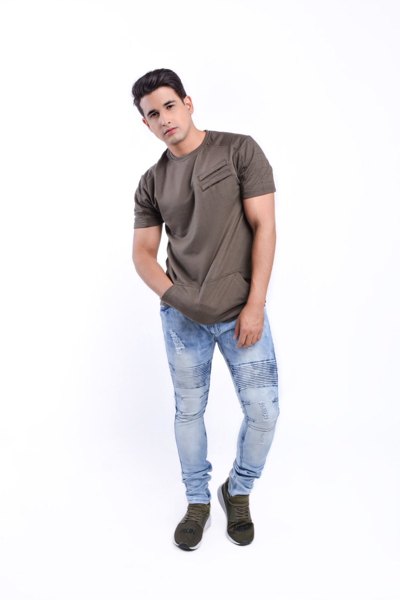 CrashYeye's tweet photo. Busquenlos en instagram como @alwaysfrontrow van a encontrar ropa muuuuy chida de verdad! ๐๐๐๐๐ถ๐#LoJuro #AlwaysFrontRow https://t.co/uusrMNTP6W