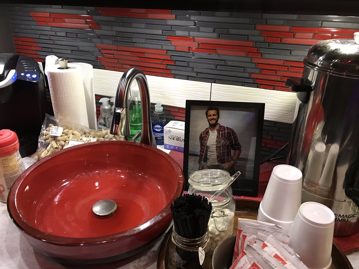 MidwestKate's tweet image. My grandma just sent me pictures of her on Luke Bryan's tour bus like it's no big deal and as a huge country music fan I'M SO JEALOUS