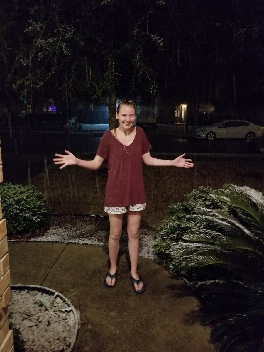 ArianaLea7's tweet photo. Oh my God. It's snowing in Texas!!! https://t.co/AsLZFWUAr5