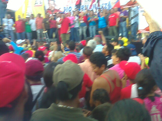 JuventudBOL's tweet photo. #Heres  la marea roja se desbordo en la calle Colon, de la parroquia La Sabanita.  Demostrando que la maquinaria 4x4 esta lista para el venidero #10D @comandosergioh https://t.co/UQk8nbqtuQ