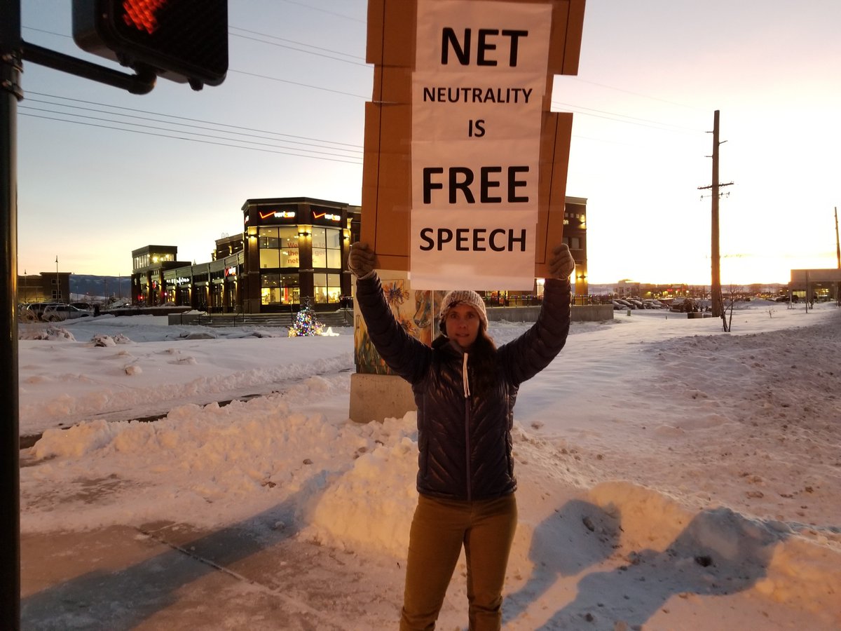 KellyKortum's tweet photo. Bozeman protests @FCC destruction of #NetNeutrality. Damn cold. Worth it for lots of honks. #mtpol #bozeman @AjitPaiFCC #montana #1a #FreeSpeech #NetNeutralityProtests @SenatorTester @SteveDaines @GregForMontana https://t.co/FQA9369brk
