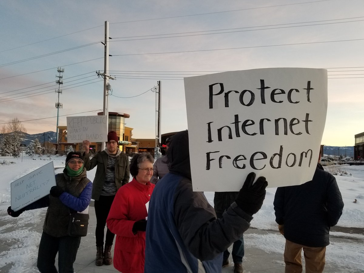 KellyKortum's tweet photo. Bozeman protests @FCC destruction of #NetNeutrality. Damn cold. Worth it for lots of honks. #mtpol #bozeman @AjitPaiFCC #montana #1a #FreeSpeech #NetNeutralityProtests @SenatorTester @SteveDaines @GregForMontana https://t.co/FQA9369brk