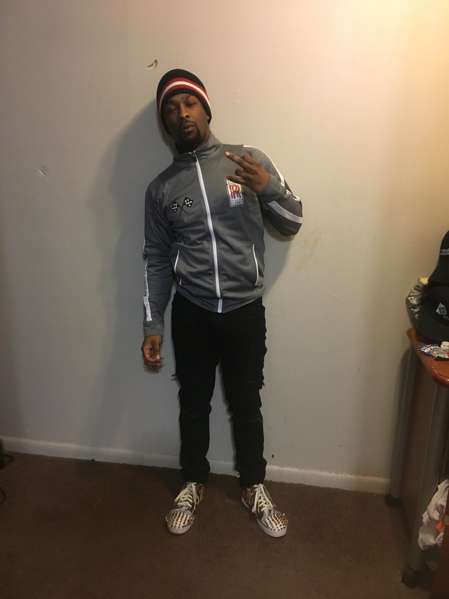 GuapBoyRacci's tweet photo. Christian loubatin sticking Porcupine, next Spike Lee sitting court side! Active #MobMember 🌎🔌💰Issa #Guapworld https://t.co/u7JDVWSX4M