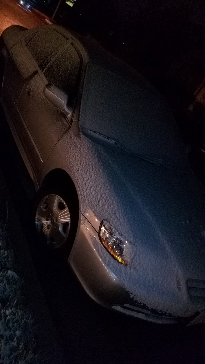 lisskeys's tweet photo. when it was 85° on monday and it's now thursday and there's a blizzard (only thing that's not bigger in texas is the snow... until today) #texas #snow #wegocrazy ☃️❄️ https://t.co/Oj0aBeERww