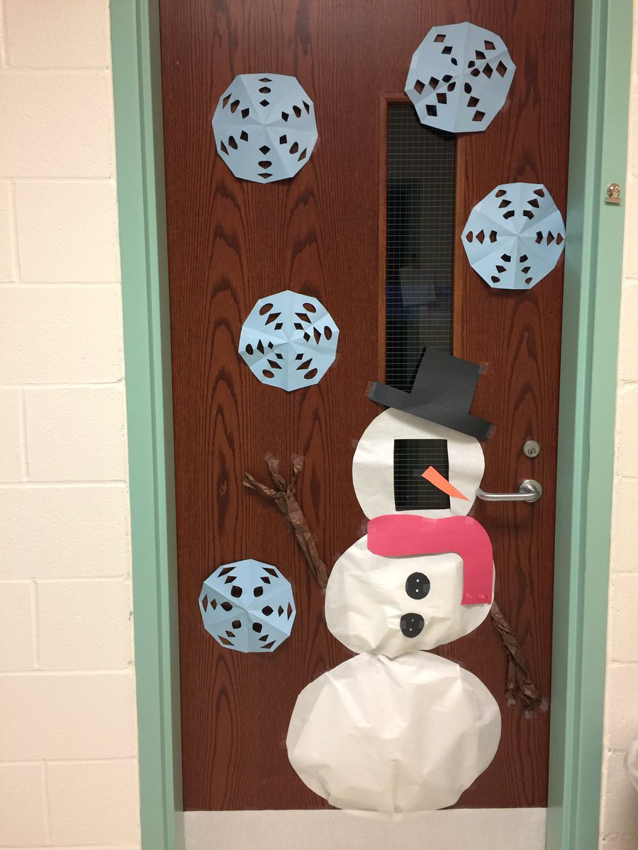 mrsafailor's tweet photo. Loving my snowman photo booth❤️☃️ Can't wait to snap some pictures of my students👏 @mskimcreech Thanks for doing the elf door! https://t.co/5NcWL7Po7v