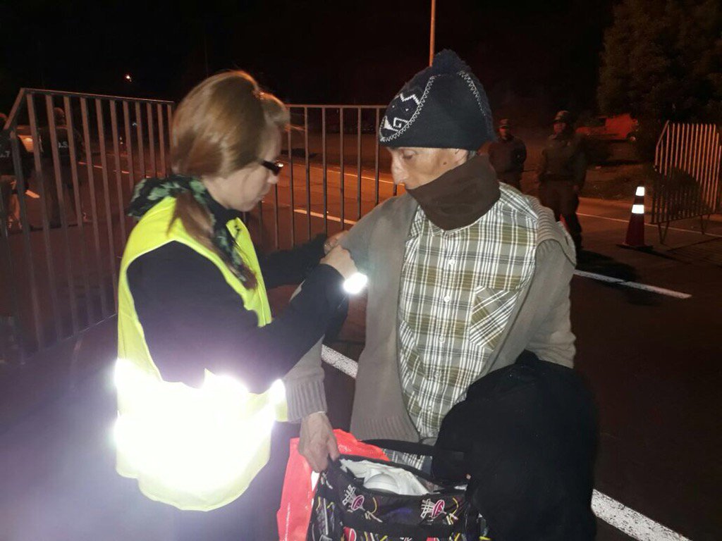 conaset's tweet photo. 🚲🚶👉🏻Seguimos en camino a #LoVásquez con campaña de #Reflectancia. Ahora con los colegas de la @seremitt_V https://t.co/BevX3gF0KB