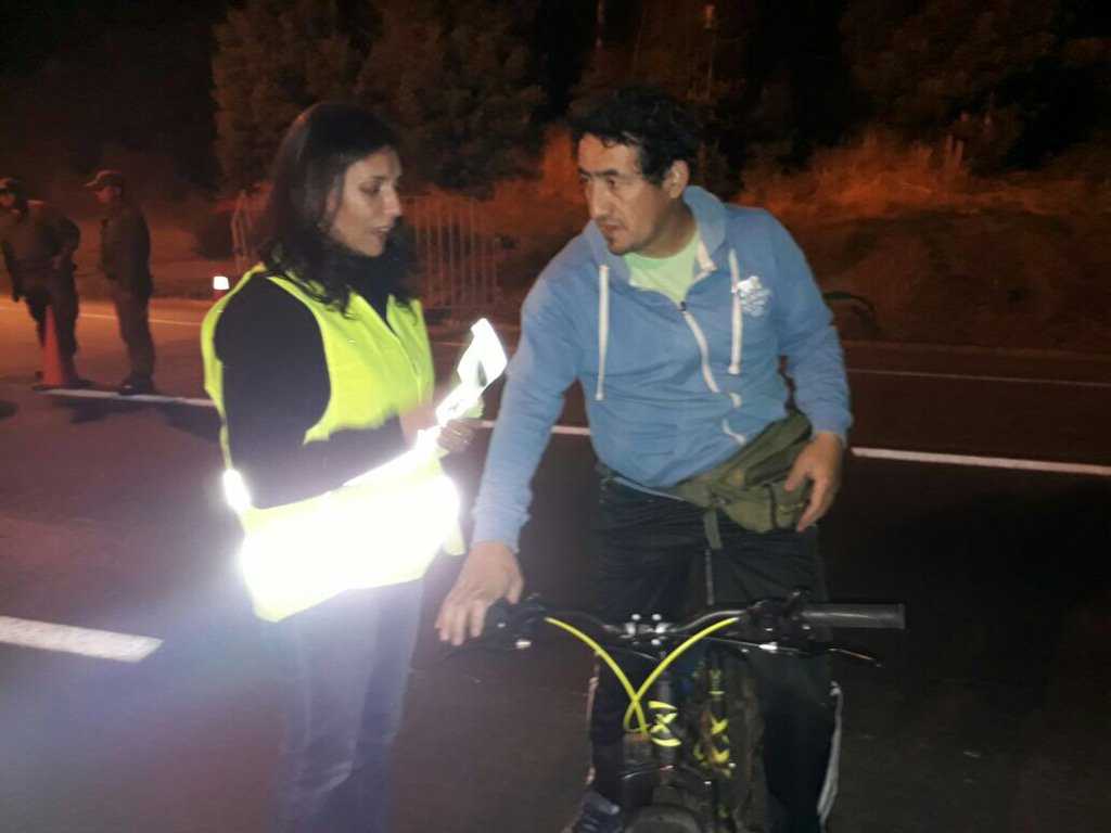conaset's tweet photo. 🚲🚶👉🏻Seguimos en camino a #LoVásquez con campaña de #Reflectancia. Ahora con los colegas de la @seremitt_V https://t.co/BevX3gF0KB