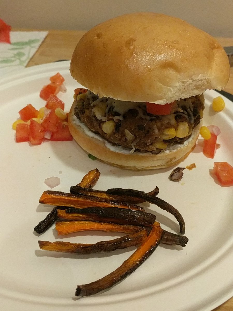 szymonsambor's tweet photo. Burger looks good but this portion of carrot fries is a bit small, don't you think? @HelloFresh #blackbeanburgers #carrotfries #hellofresh #HelloFreshPics https://t.co/4qvb8ncbn7
