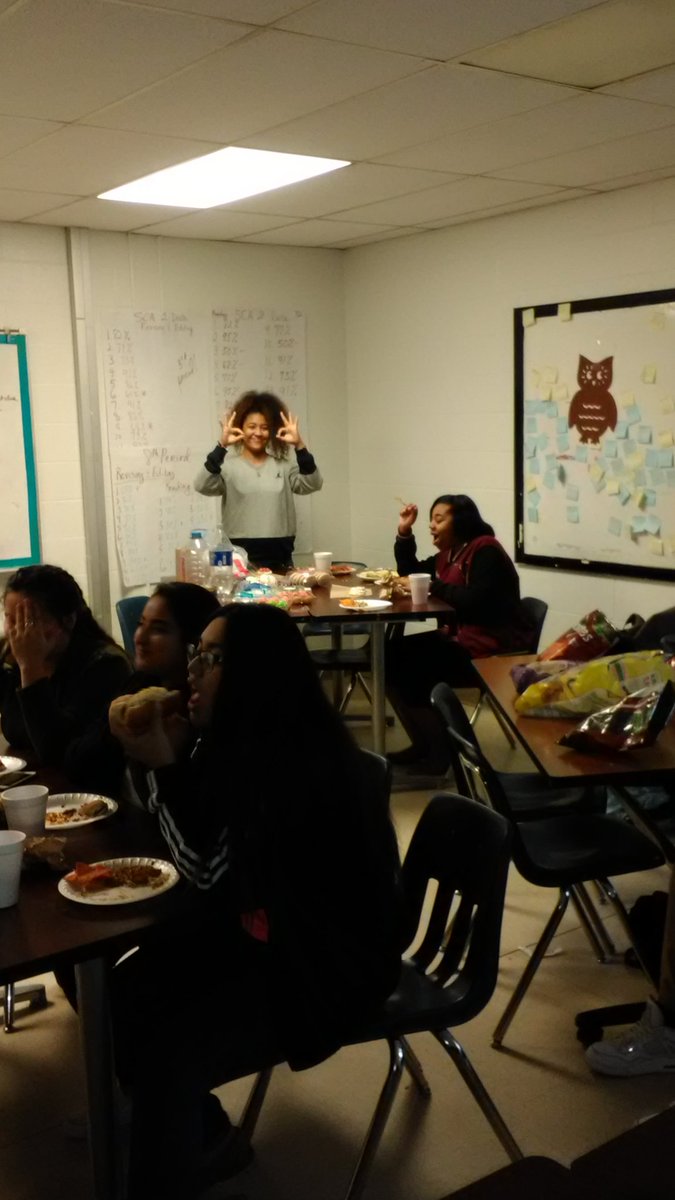 EchsSWAGClub's tweet photo. Closing out the 1st semester of the #SWAGClub by having a little party! #fellowship #festivities #goodkids 🌭🌮🎉 https://t.co/WZ7lfA8G8A