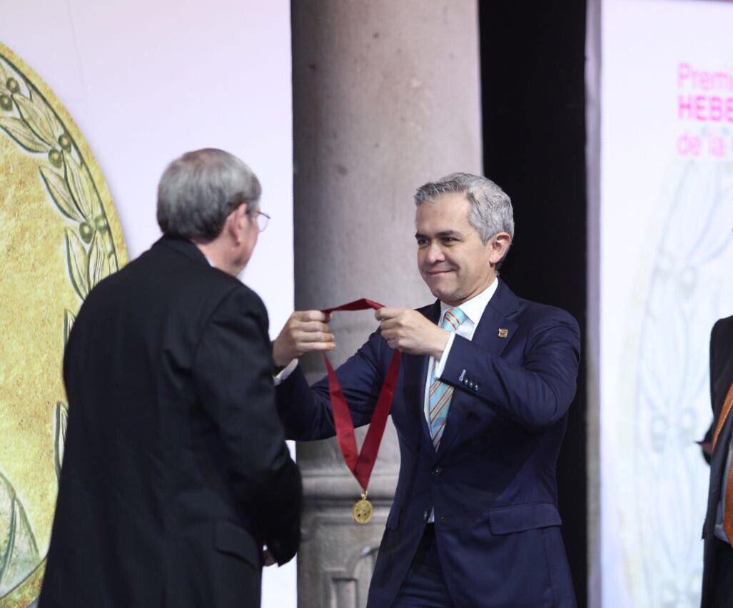 ManceraMiguelMX's tweet photo. Estamos seguros de que la ciencia es el impulso que necesitan las ciudades para su desarrollo, seguiremos fomentando la investigación desde el @GobCDMX #PHC2017 #mm https://t.co/w5SNHhBeML