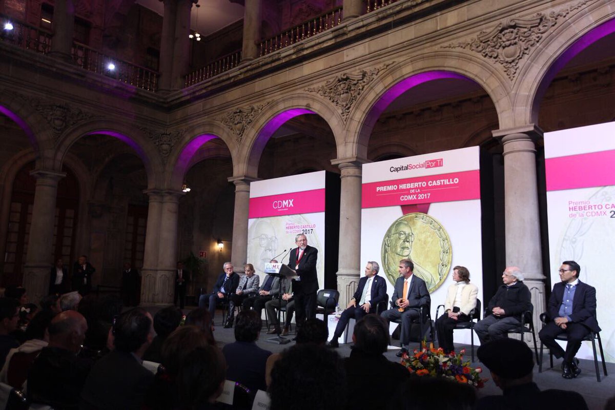 ManceraMiguelMX's tweet photo. Estamos seguros de que la ciencia es el impulso que necesitan las ciudades para su desarrollo, seguiremos fomentando la investigación desde el @GobCDMX #PHC2017 #mm https://t.co/w5SNHhBeML