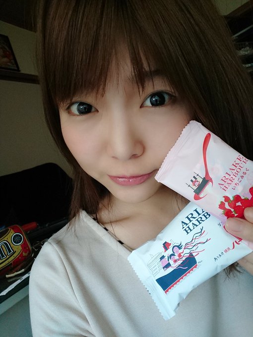 おいーすぅぅ❤ みんな元気ですか？ 毎日寒いね😭😭  先月の頂きものの一部なんだけどね！ ハーバー って横浜名物 私知らなくて！めちゃうまだった&hearts;  泡泡入浴剤の威力もすんごくて！ 気を抜くと風呂中が天井まで泡だらけで 最近毎日埋もれてます&hearts;  年越しは頂きもので凄そう😏❤❤