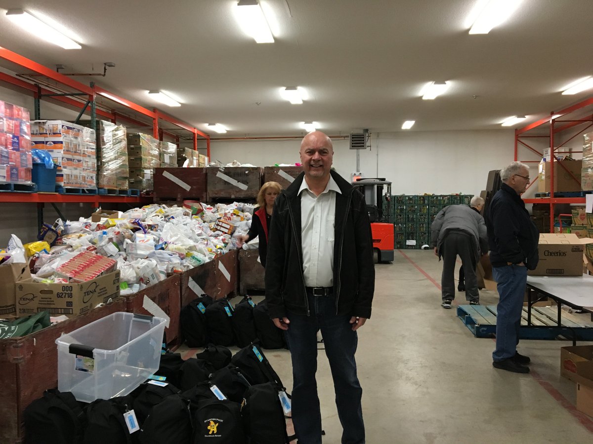 TolkoIndustries's tweet photo. Today we put our VP, Forestry and Environment, Bob Fleet, to work packing knapsacks at the Starfish Program here in Vernon. What a great effort by everyone involved in this program. We're proud to be a sponsor. #Tolkogivesback #goodjobBob https://t.co/ztX0pCeYm4