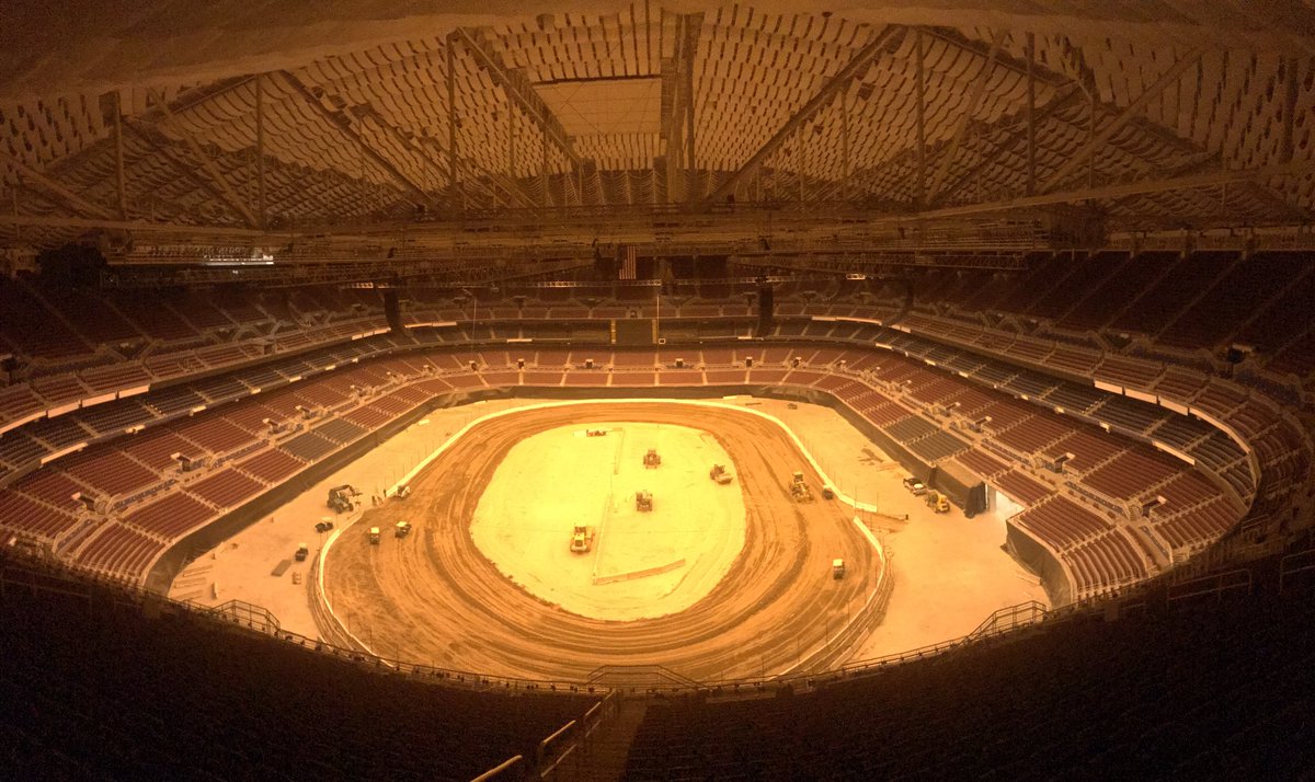 Day 4, beginning to look like a race track! Lots of moving parts and pieces going on as we are now just 1 week out from night 1 of the <a href="/VP_Racing_Fuels/">VP Racing</a> <a href="/GatewayDirt/">GatewayDirtNationals | #DirtInDecember</a> Nationals presented by <a href="/KarlPerformance/">Karl Performance</a> #GatewayDirt #DirtInDecember
