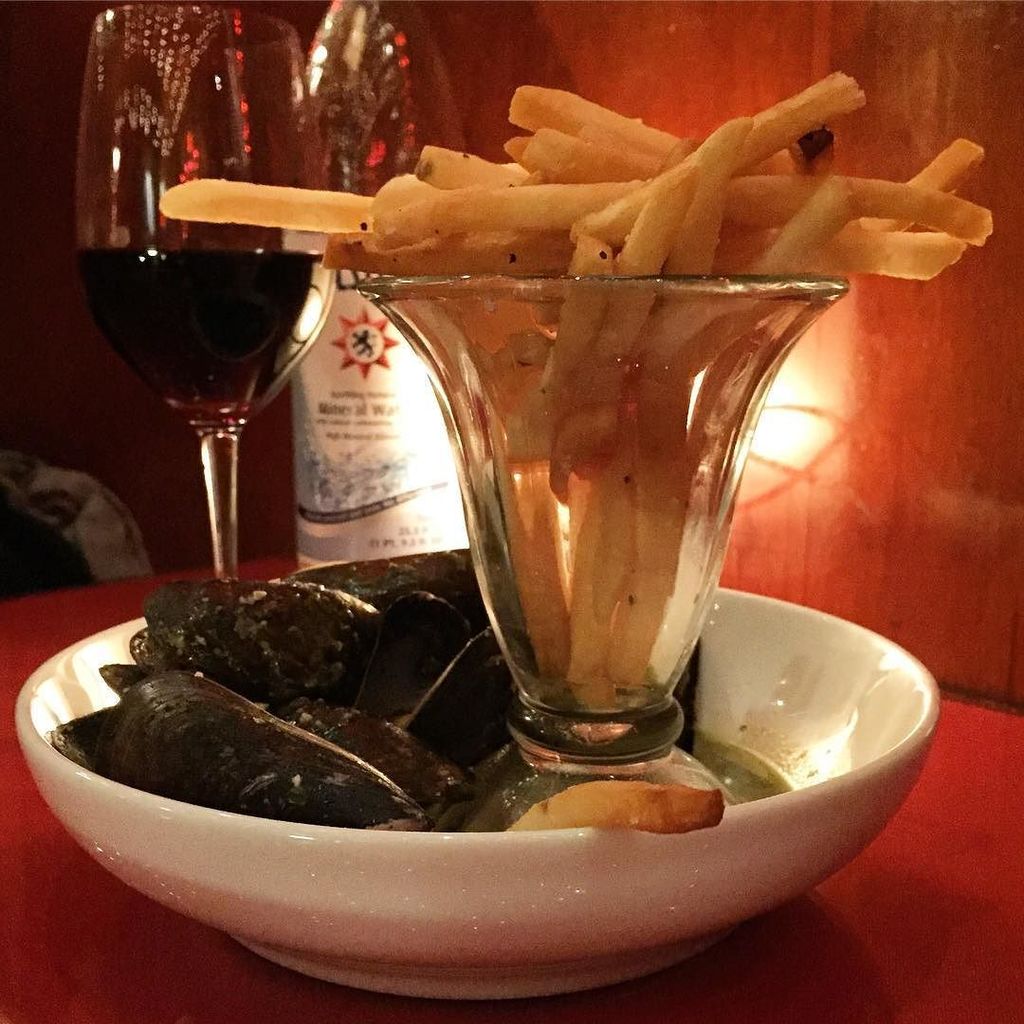 annewolfepostic's tweet photo. Moules-frites chez @chefopie1, y’all. Highly recommend, along with the poutine with duck, crab dip, and a host of other things. #thursday #happyhour #moulesfrites #mussels #musselsandfries #pesto #garlic #aioli #pullingmusselsfromashell #goatfeathers #go… https://t.co/dc9XAV6NEQ https://t.co/6rmAISelkd
