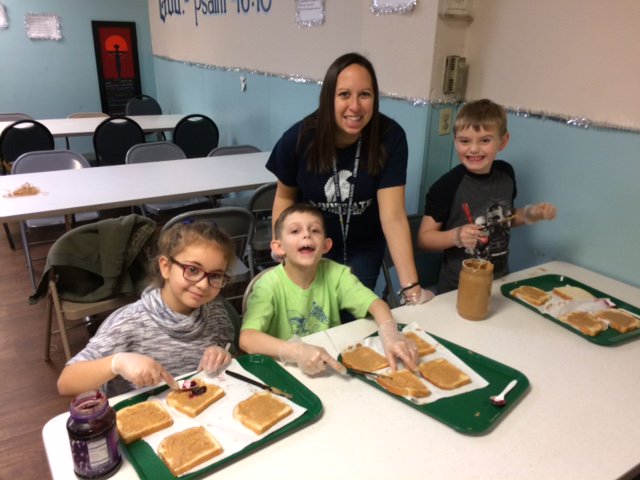 PRS_PrimarySC's tweet photo. PSC took a field trip and made 100 PB&amp;J sandwiches for Open Door Mission today! #GCpride #PRS50 #choosekind #servicelearning @PaulRoadSchool https://t.co/9JhHXFS3i1