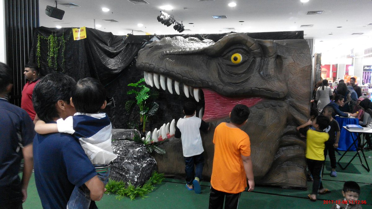 Syafiq_afendi's tweet photo. Come and Meet Dinosaur at MYDIN Parit Buntar from 8 until 10 December 2017! Your weekends will be adventurous 🐊 #MYDIN https://t.co/qXwCi26Xnq