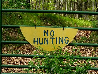 Turning an apathetic eye benefits the bloody rites
of animal serial killers.
Remember kids, your tolerance
benefits the oppressors.
Take a stand to #BanHunting!
#OpFunKill #Vegan #AnimalLiberation
https://t.co/5rehT6VjFa