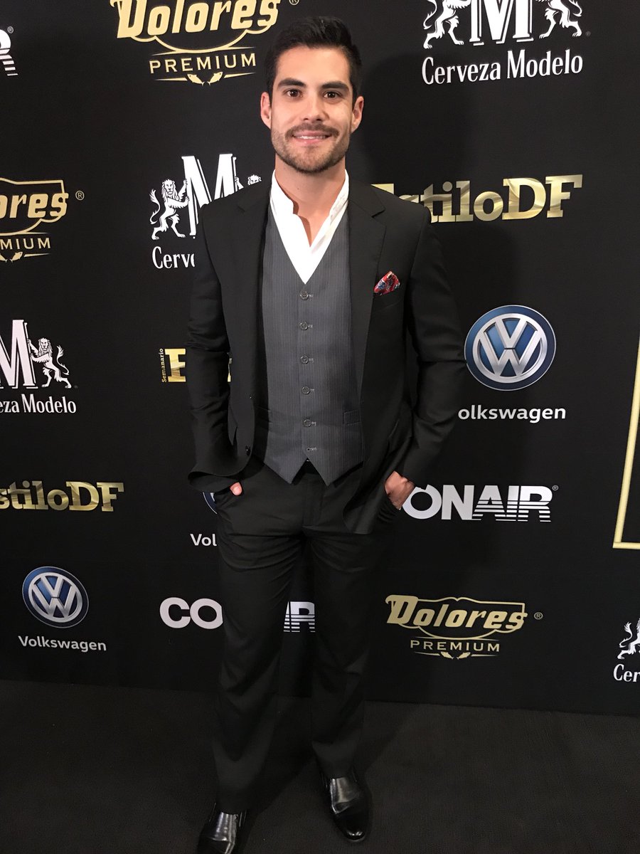EstiloDF's tweet photo. Ya llegó también @erikdiaza a la alfombra negra de los #7AñosConEstiloDF https://t.co/sHlJIOP7OT