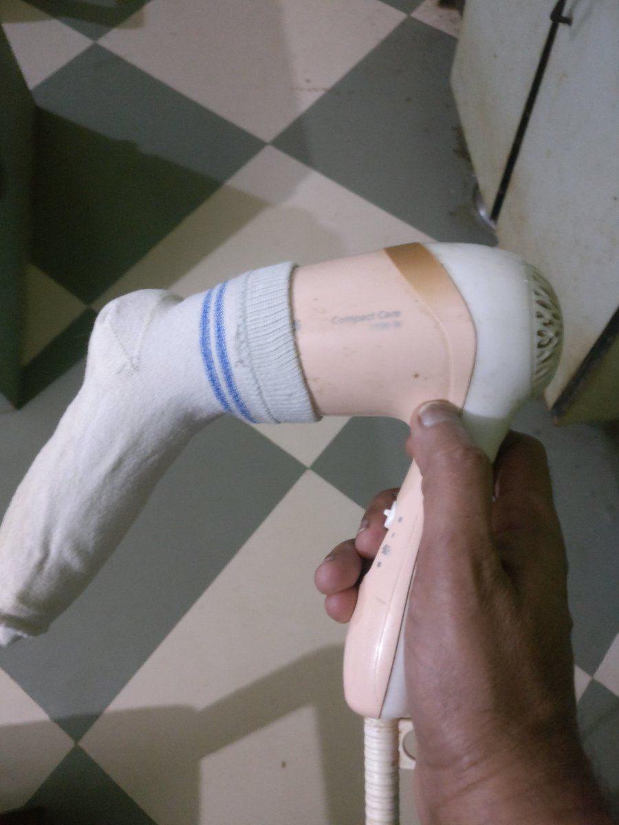 ramkid's tweet photo. Damp sock + Hair Dryer = Dry sock. #SockHack https://t.co/LDa96tKXYw