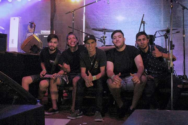 ONE_NDL's tweet photo. Mañana este grupito de amigos se van a juntar para estar toca algunos temas junto a Siete mares a distancia en Melonio bar! Tenemos lista! Manda MD https://t.co/XgpVWuiMyT