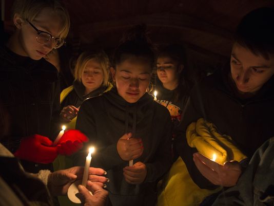TheDailyTimes's tweet image. Candlelight vigil focuses on healing after #aztecshooting. bit.ly/2An3kAw