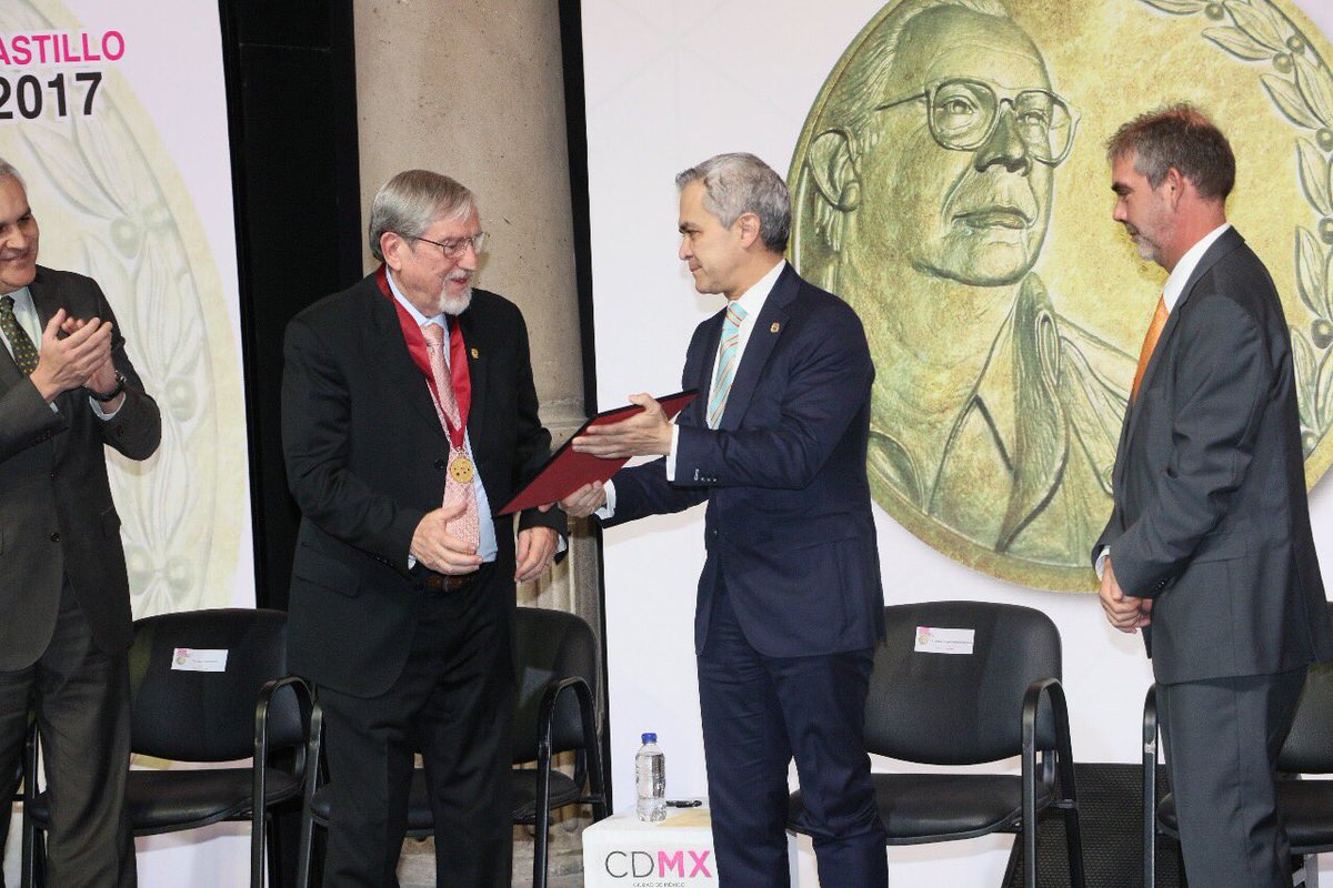 GobCDMX's tweet photo. El #JefeDeGob, @ManceraMiguelMX, entregó esta noche el Premio Heberto Castillo 2017 #PHC2017 al Dr. Lourival Domingos Possani Postay, investigador emérito de la @UNAM_MX https://t.co/1lb8dl6hUW