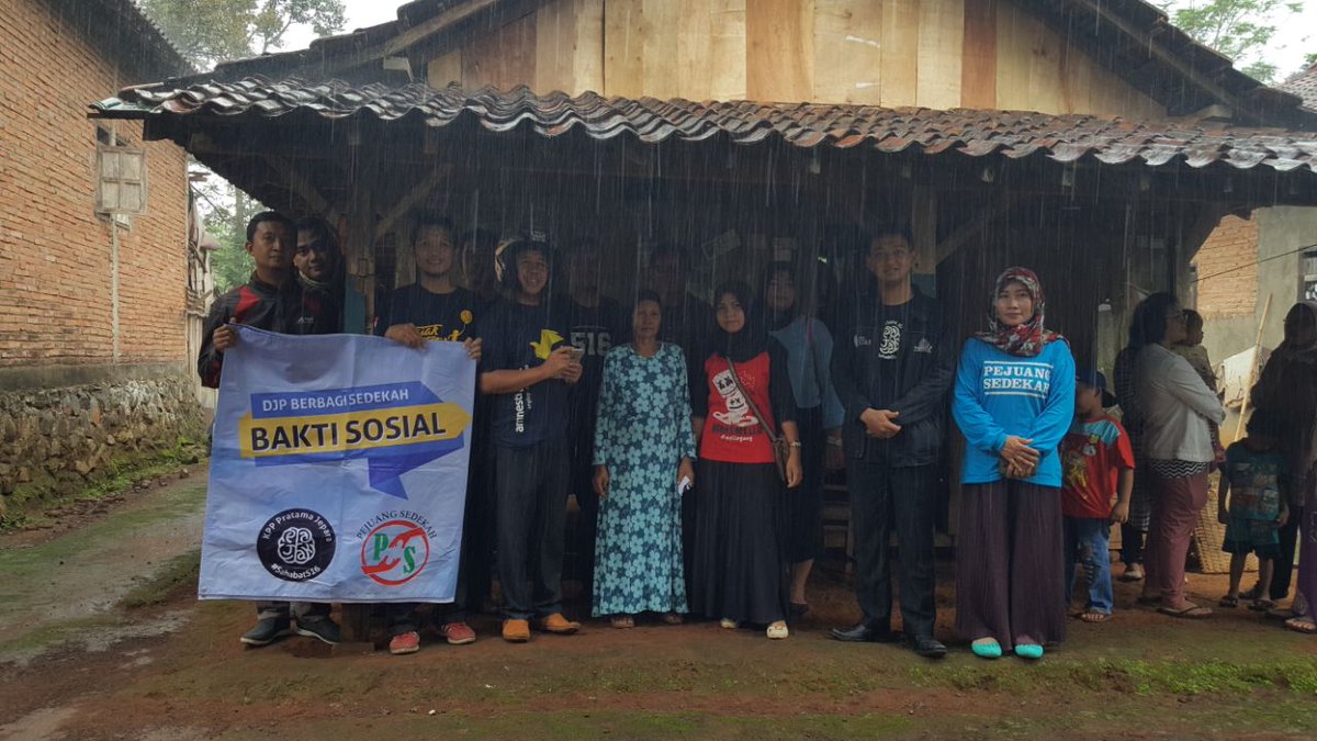 <a href="/KemenkeuRI/">#UangKita</a> <a href="/PajakJateng1/">#PajakKitaUntukKita</a> <a href="/DitjenPajakRI/">#PajakKitaUntukKita</a> <a href="/aniwinn/">Ana</a> <a href="/ISuwandio/">Irawan Suwandio</a> <a href="/pandupajak/">#LiterasiFinancial</a> <a href="/PajakMania/">PajakMania</a> <a href="/endaryono/">#DirumahAja</a> <a href="/UungEka/">Eka Damayanti</a> <a href="/jeparakabgoid/">Pemkab Jepara</a> <a href="/putra_head/">Cips</a> @rchmnrp <a href="/sayvul/">Saeful Bahri</a> <a href="/azaekhan/">zaekhan</a> <a href="/tigasatumei/">tigasatumei@gmail.com</a> <a href="/master_fuu/">muhammad fuad hasan</a> <a href="/adillaratuu/">Adilla Ratu Ghassani</a> <a href="/MutiaraPriska/">Mutiara K Priska</a> <a href="/SalimhamidC/">salimhamid</a> Kegiatan #DJPPeduli @KPPJepara dg Sahabat Komunitas #PejuangSedekah hari ini singgah di 3 lokasi;

1. Bantuan kpd warga sekitar lingkungan KPP Pratama Jepara di #Ngabul.

2. Bantuan kpd warga yg membutuhkan di sekitar #Bawu - #Batealit

#HAkI #JumatBerkah #PajakKitaUntukKita