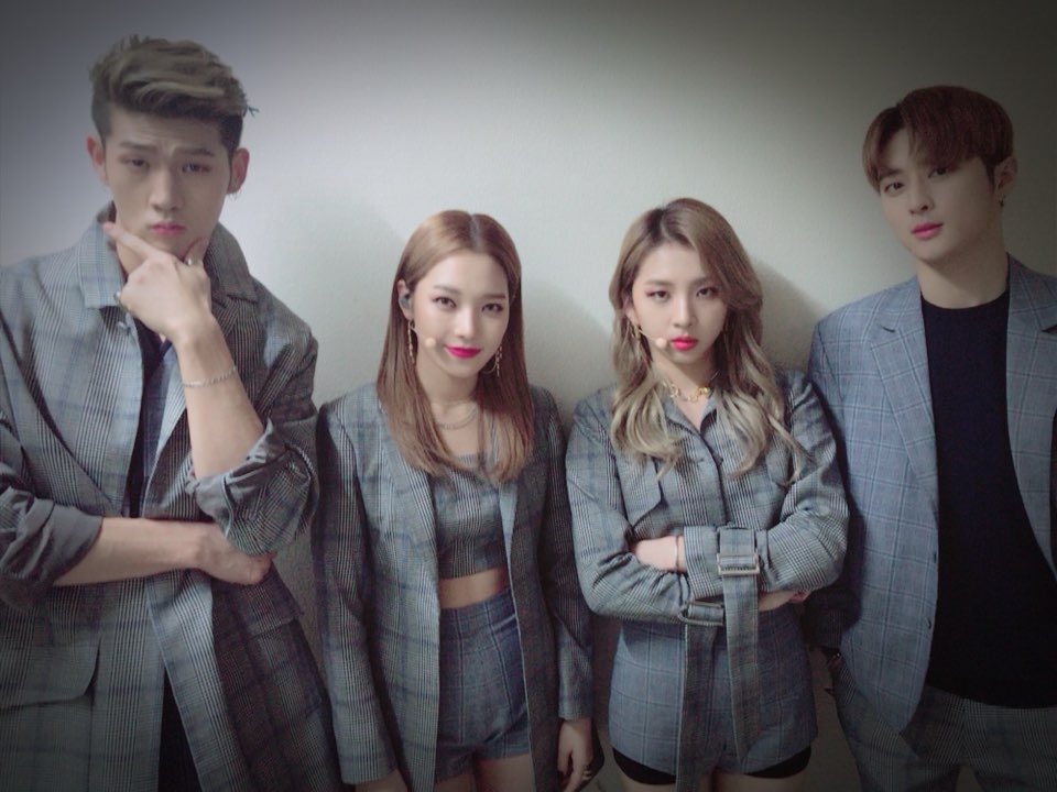 KARD_Official's tweet photo. 카리스마로 가득한 KARD 무대 
본방사수하면서 맛있는 점심드세요😁
♣️오늘 낮 1시 5분 아리랑 Simply K-pop
#KARD #YouInMe #아리랑 https://t.co/5ZdjsJl7am