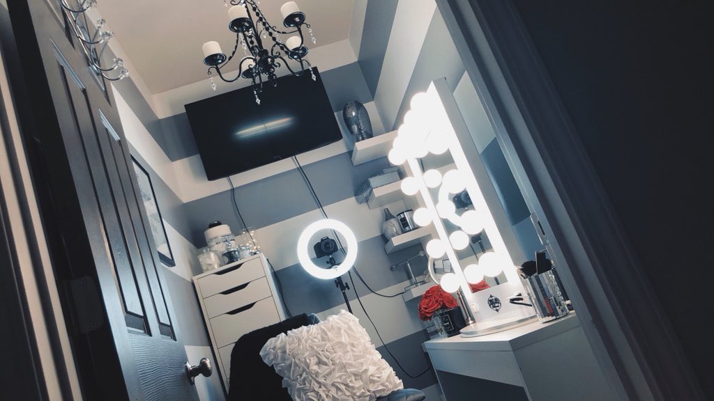 theejessrenee's tweet photo. Turned my closet into a beauty studio ✨ https://t.co/2f4ZZkb24Q