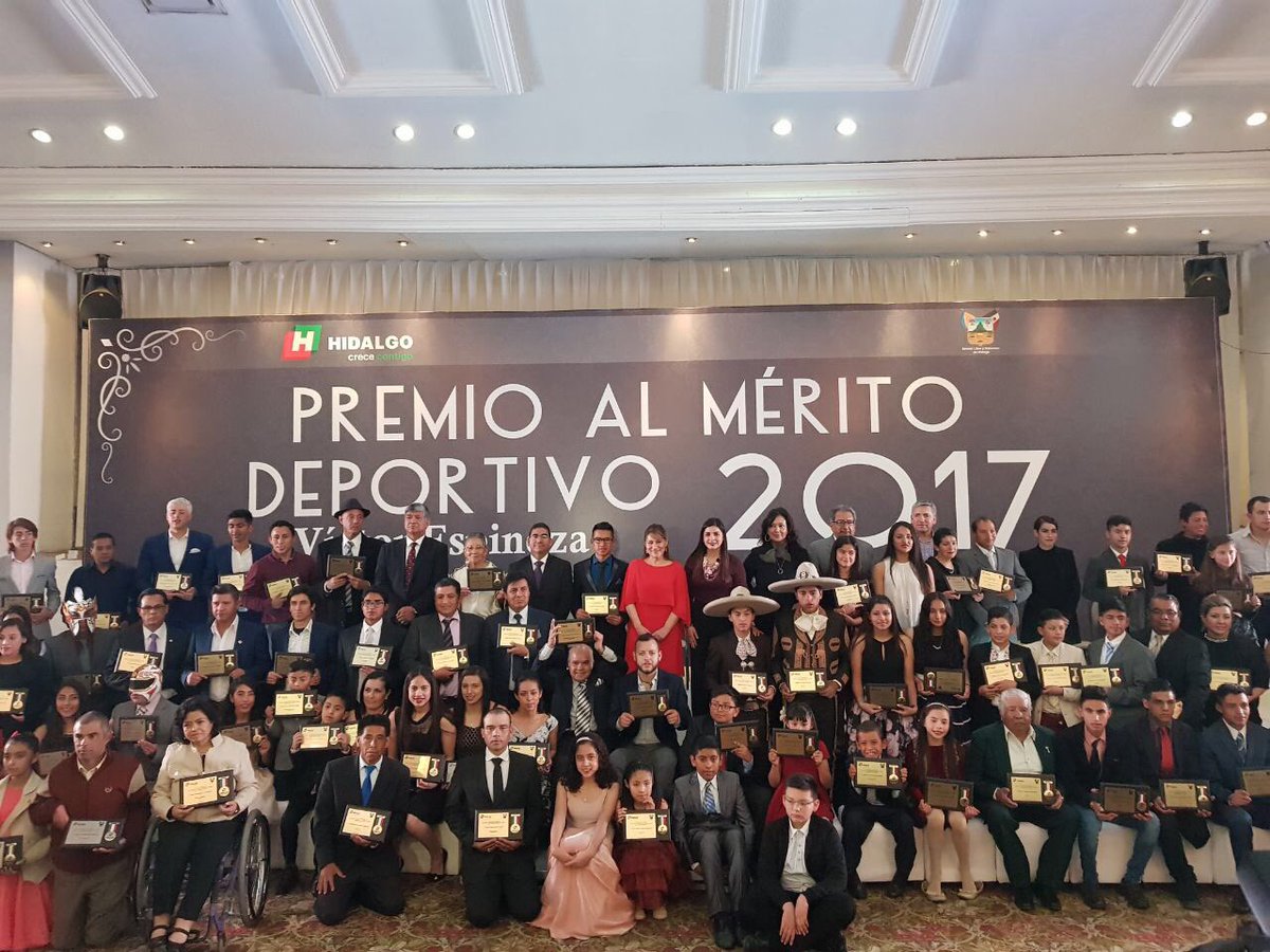 sayonara2609's tweet photo. Un honor estar en la entrega del Mérito Deportivo Víctor Espinoza 2017 y poder entregar 82 reconocimientos a lo mejor del deporte en #Hidalgo https://t.co/0ie5Qh6Of1