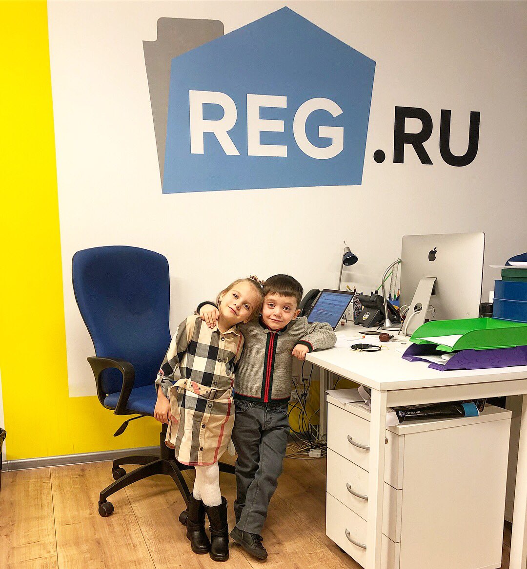 filippgross's tweet photo. Малыши в @regru :) #❤️ (Рианна пока ещё болит чуть) #regru https://t.co/5bqFtcC5dM