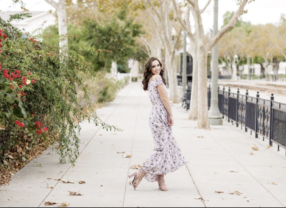 jacinda_molina's tweet photo. senior year calls for senior pics ツ https://t.co/KcWsbLqZwW