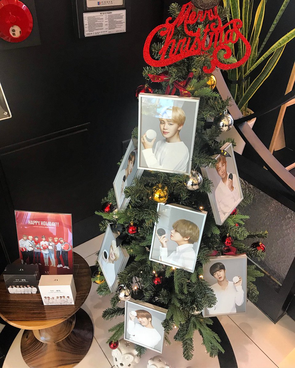 VT_cosmetics's tweet photo. VT SPA에 크리스마스가 찾아왔어요🎄
제주의 떠오르는 힐링플레이스 #VTSPA 에
#방탄소년단 멤버들의 사진으로 꾸며진 트리가 딱!
벌써 크리스마스 분위기가 풍기는 것 같아요☺️
✔️문의 : 064-738-7950
✔️위치 : 서귀포시 용흥로 66번길 158-7 토스카나호텔 내
#브이티 #제주도 #BTS #VTXBTS https://t.co/RyzAkRpKo6