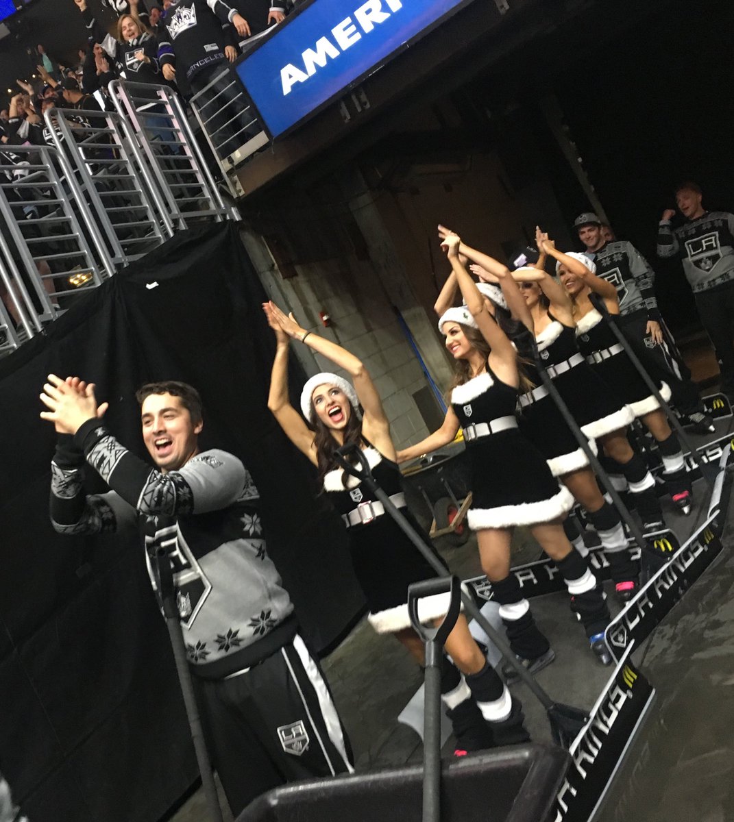 LAKingsIceCrew's tweet image. Dustin Brown gives the Kings the 3-2 lead #JustWhatWeNeeded