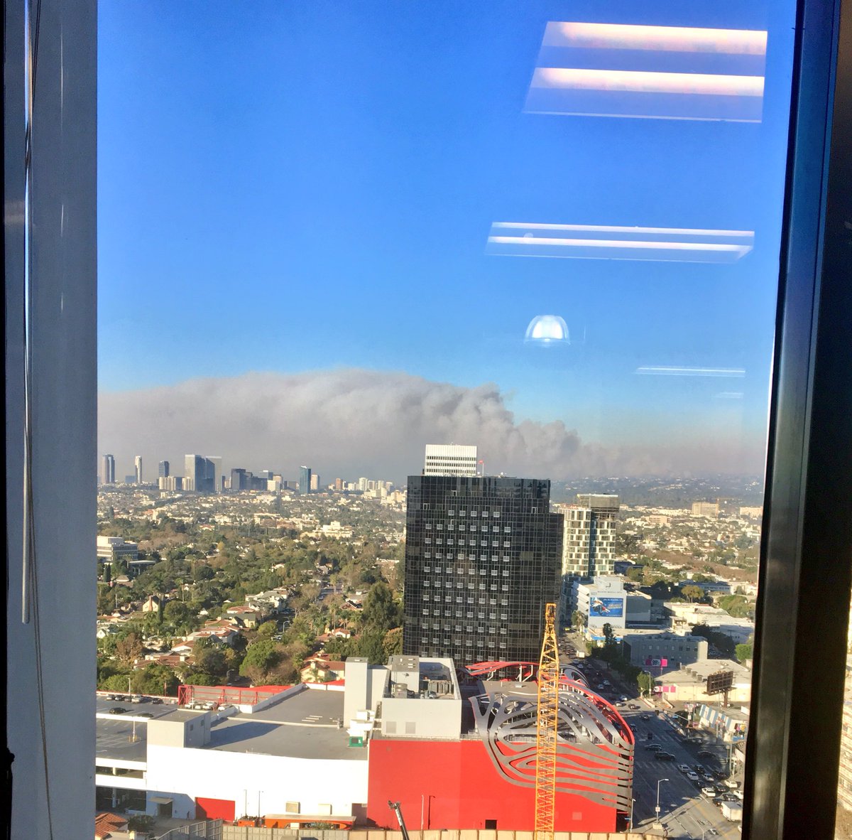 JennCabe's tweet photo. View from the office. Yep, that’s smoke from these wildfires. #staysafe #wilshireblvd #petersenmuseum #skirballfire #losangeles #california #wildfire #wherethereissmoke #thereisfire https://t.co/b8omMOB1Ph