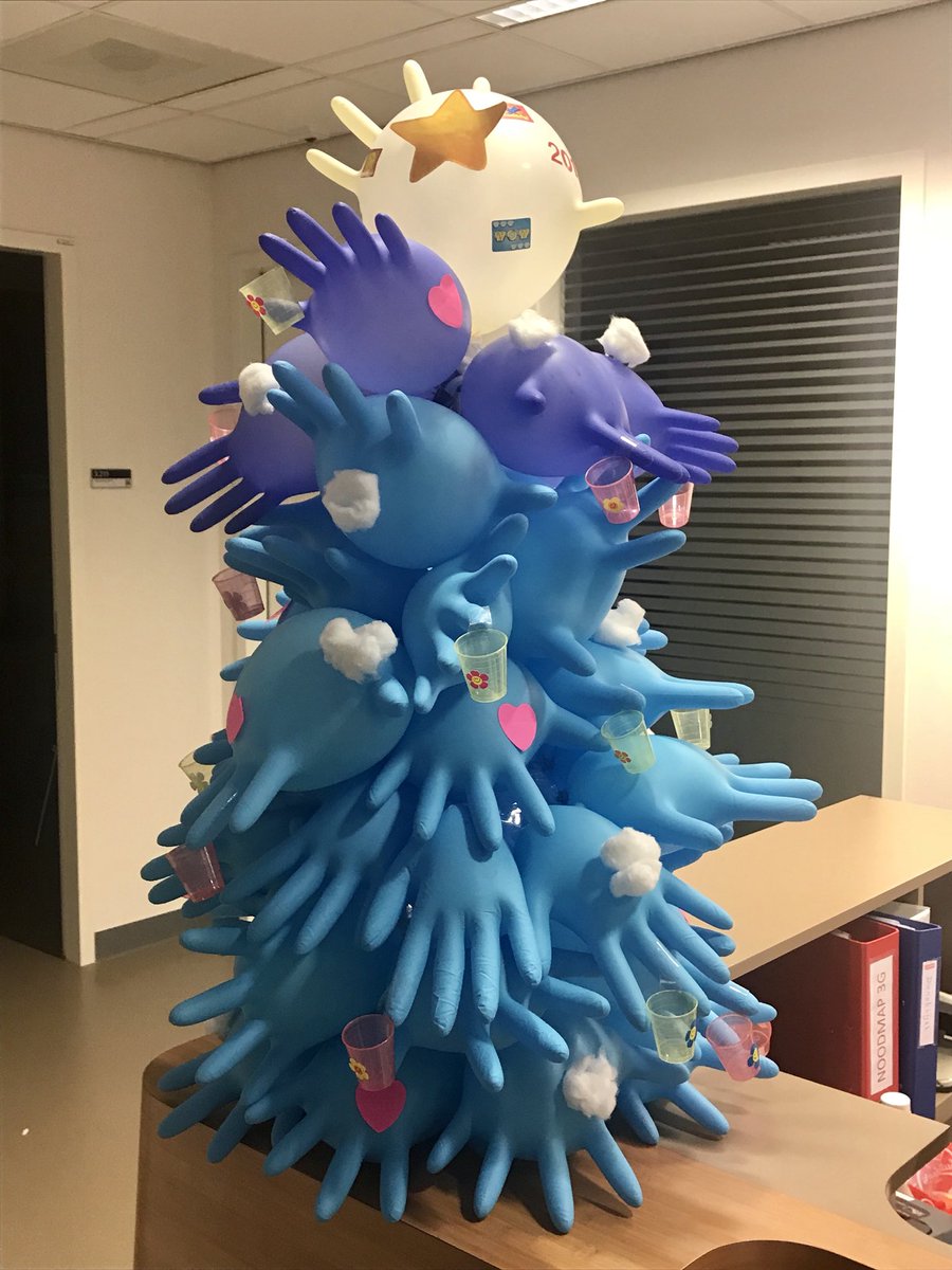 Wat het creatieve brein al niet doet in een nachtdienst #rdgg #nurse #metdokterSanne #nightshift #kerstboom #handschoenenkerstboom 🎄🙃