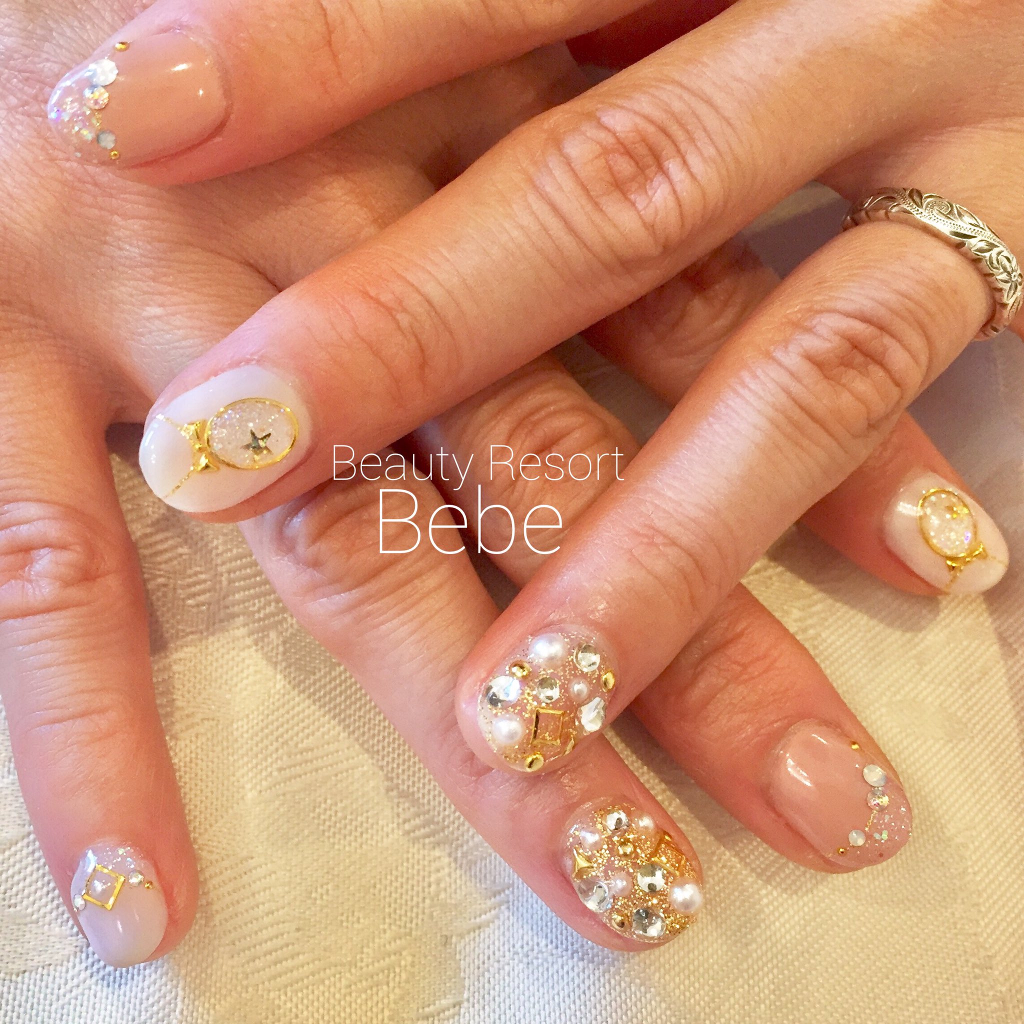 Beauty Resort 美be Twitterissa キラキラビジューのクリスマスネイル グレイッシュピンクとオフホワイトの大人カラーなので キラキラをたくさんのせても派手になりすぎません クリスマスネイル 冬ネイル 冬ネイルデザイン 冬ネイル17 Beauty Resort 美be Twitterissa キラキラビジューのクリスマスネイル グレイッシュピンクとオフホワイトの大人カラーなので キラキラをたくさんのせても派手になりすぎません クリスマスネイル 冬ネイル 冬ネイルデザイン 冬ネイル17