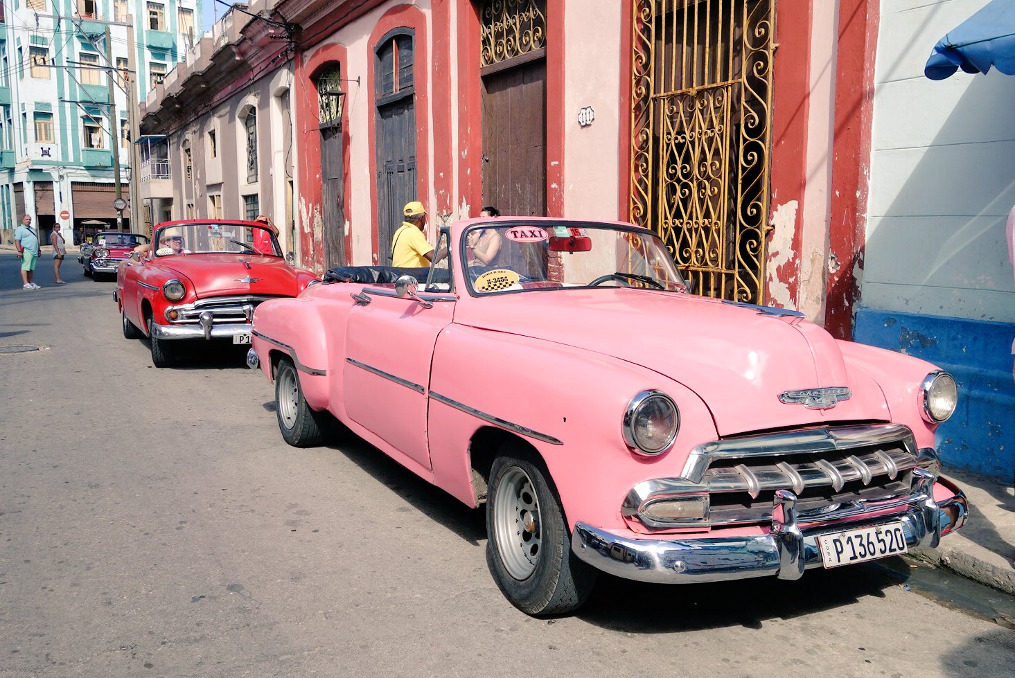 Chiaki キューバといえばアメリカンクラシックカー 色とりどりの旧車が黒い排気ガスを噴き出しながら走ってます ハバナではずっと鼻水垂らしてた 革命以前に輸入された古い車たちが今も現役 輸入時期が限られていたため近い年式のシボレー ベルエアが