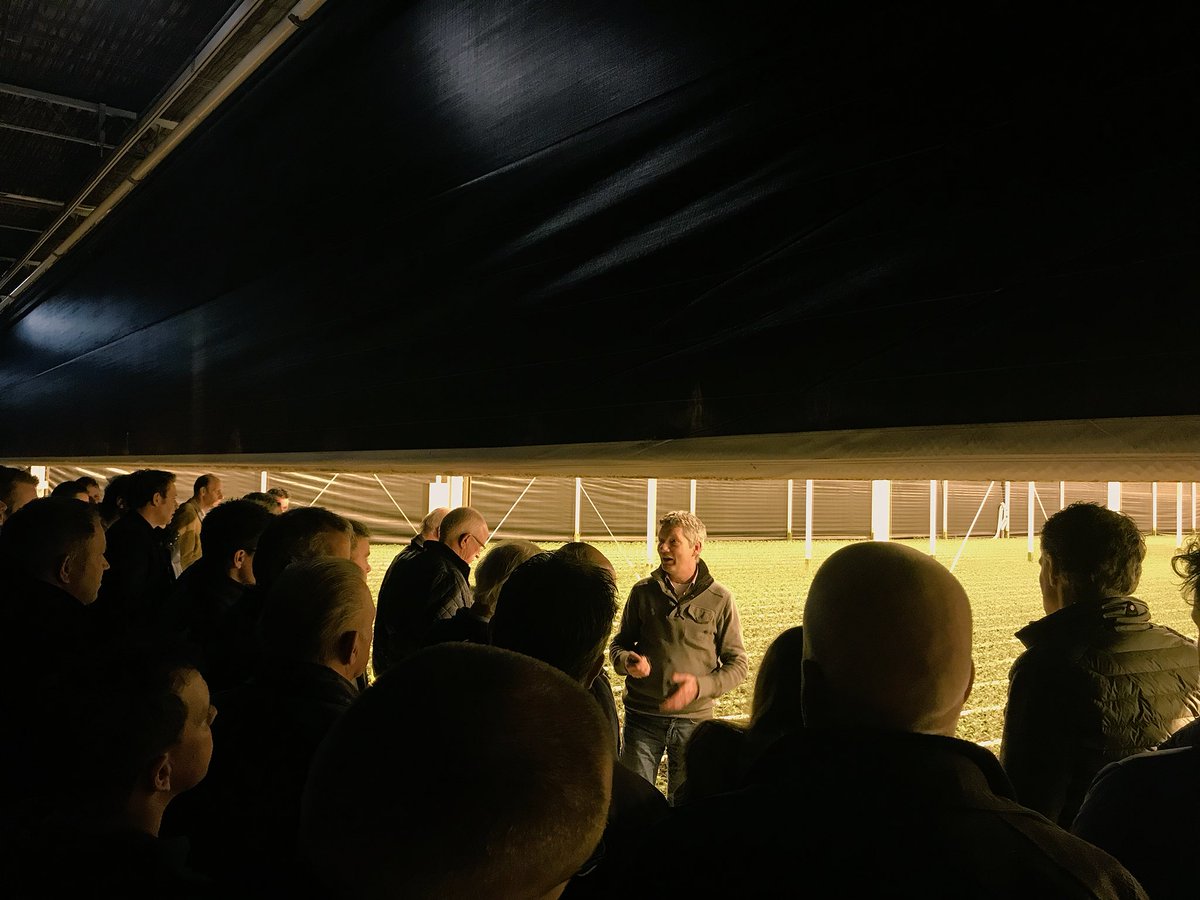 Gisteravond topavond op bedrijf <a href="/LeeuwisMarcel/">Marcel</a> met <a href="/RaboFoodAgri/">Rabobank F&A</a> en @NFOfruit. Gedeelde conclusie; over 10 jaar is nog 50% van de telers over t.o.v nu met gelijkblijvend NL areaal fruitteelt.  Mening <a href="/LeeuwisMarcel/">Marcel</a>: Nfo richt je op de blijvers in de sector.