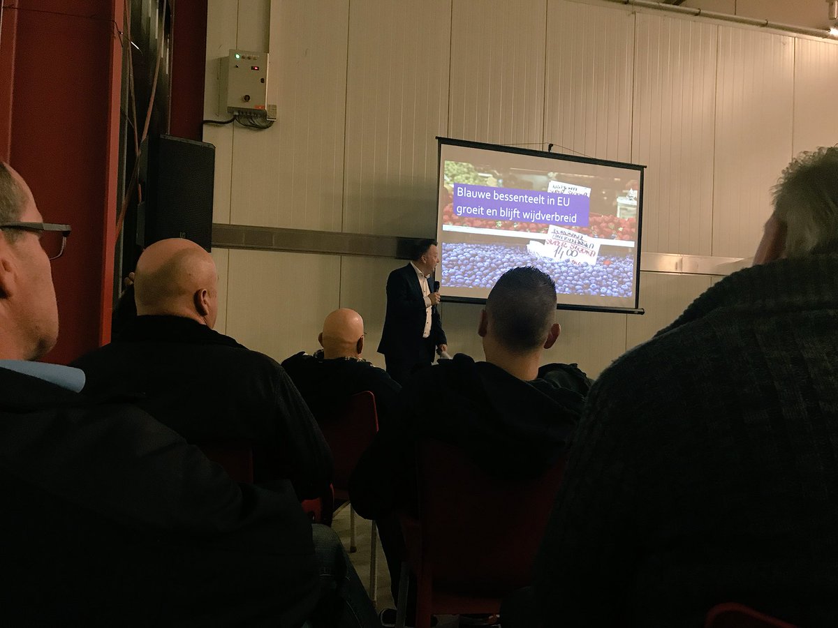alliancefruit's tweet photo. Gisteravond topavond op bedrijf @LeeuwisMarcel met @RaboFoodAgri en @NFOfruit. Gedeelde conclusie; over 10 jaar is nog 50% van de telers over t.o.v nu met gelijkblijvend NL areaal fruitteelt.  Mening @LeeuwisMarcel: Nfo richt je op de blijvers in de sector. https://t.co/PuelxAtOWN