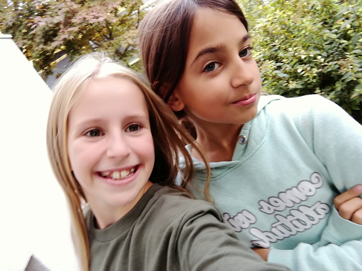 UNICEFsi's tweet photo. Ste se kot otroci kdaj počutili prisiljeni v nek hobi? 11-letni Izabela in Arja o hobijih, ki so super, če se jih lotiš zaradi sebe. 🙃 https://t.co/FdKA6iGOtg #write2unite https://t.co/fqD3y65kZU