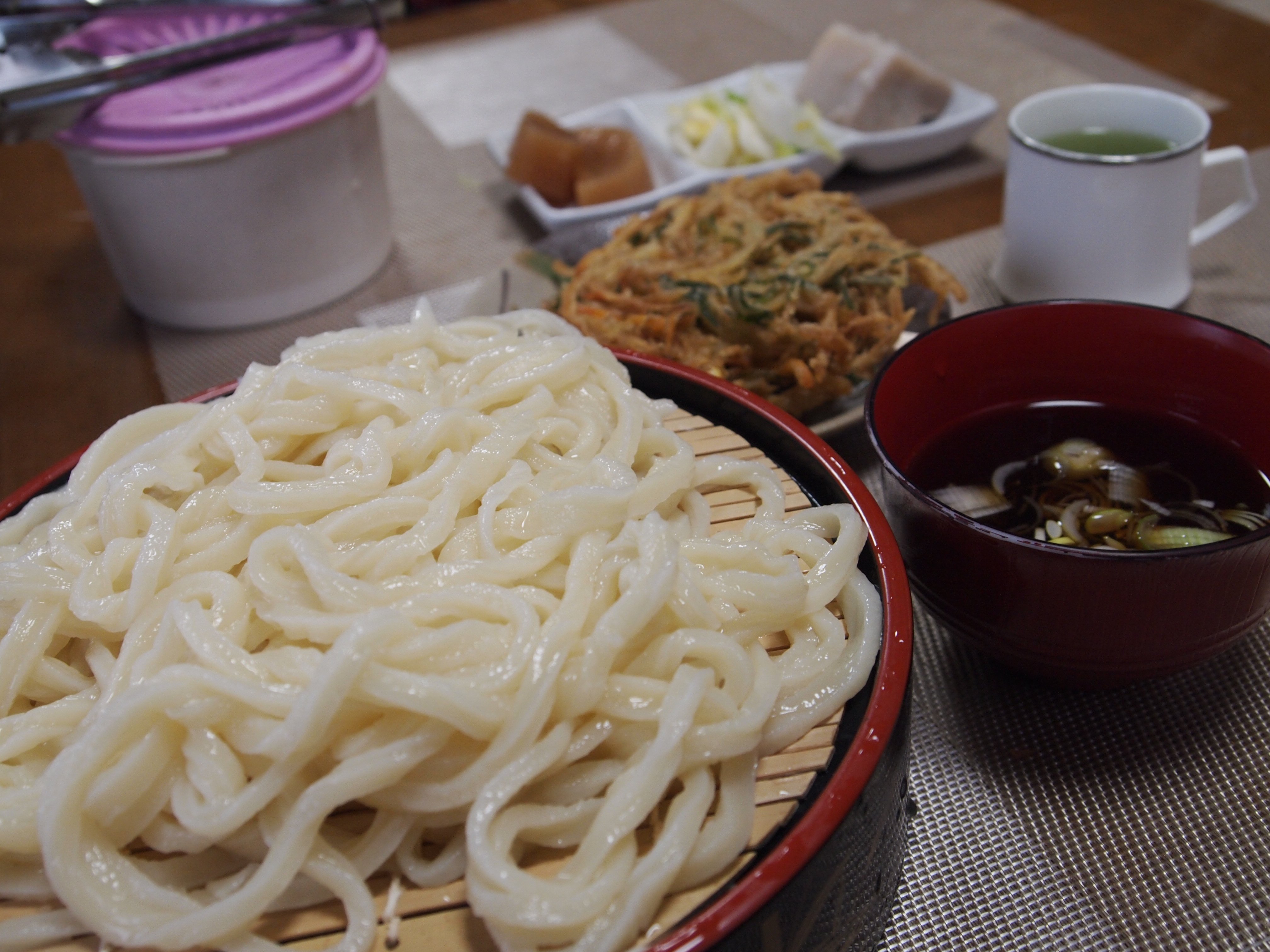 Twitter 上的 いせさきブルーベリー園 今日のランチは せっちゃん うどん 手打ちうどん 天ぷら 大根とヤツガシラの煮物 白菜の漬物が付きました を注文しました ５００円 コシの有る手打ちうどんが 美味しいかったです 噂通り 住宅街なので分かり難いです
