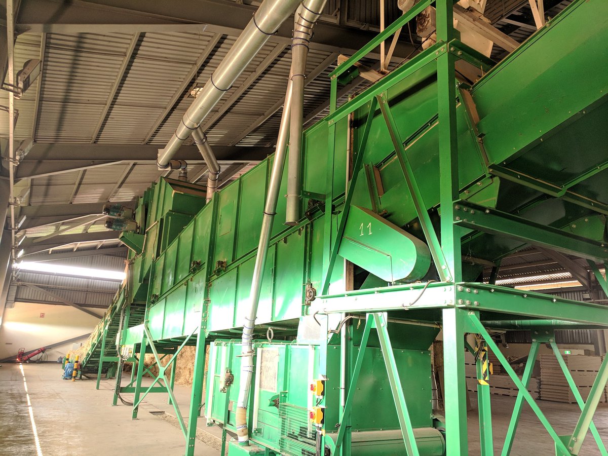 EnvironmentRw's tweet photo. Follow the process of #MadeInRwanda zero carbon construction material:
1. Raw straw is bought from farmers
2. The straw is heated to 150°C & compressed (natural resins bind the it together)
3. A fire proof cover is applied & the board is cooled
4. The zero carbon board is ready! https://t.co/ij2LPmm7XX