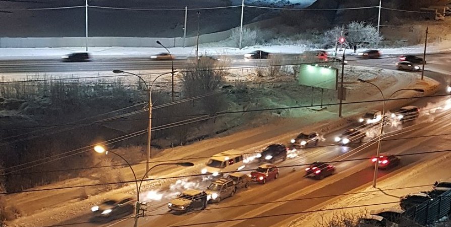 nordnewsru's tweet photo. В Мурманске на Карла Маркса собрался «паровозик» из четырёх авто #мурманск https://t.co/yAIEq4eZ1y https://t.co/0FRYhHQLX9