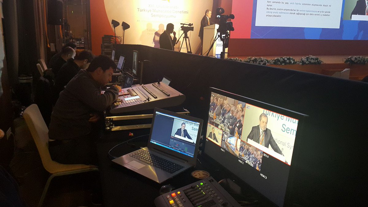 ISMMMODASI's tweet image. Sempozyumun konusu &quot;Teknoloji ve İnovasyon&quot;. Konuşmacılar teknolojinin hayatımıza girdiği noktaları anlatıyor. Sahne arkasında ise çalışmalar sürüyor...  #audittech #auditintech