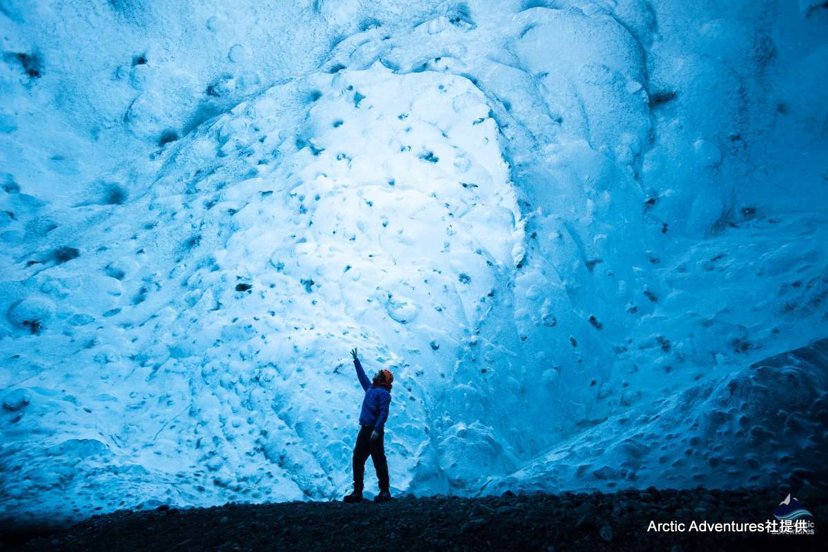 北欧旅行フィンツアー アイスランド ヴァトナヨークトル氷河にある氷の洞窟 スーパーブルーとも呼ばれ洞窟内が青く輝きます これは純度の高い氷だからこそなのです 毎年場所も大きさも異なり冬の間だけ見学ができます 要ガイド 天候によっては洞窟に