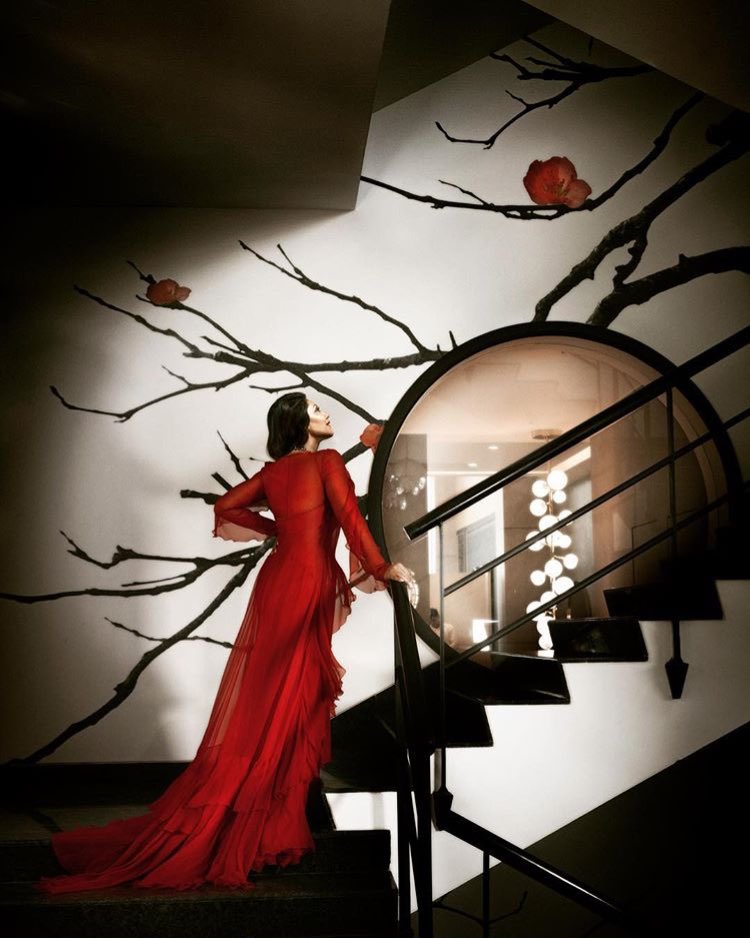 Photo by Signe Vilstrup Photographer “Had the pleasue working with this elegant lady and excellent designer @gaurikhan for @VOGUEIndia styledby #AnaitaAdajania and #PriyankaKapadia #mua #MehakOberoi #ladyinred 💃🏻 #GKD” instagram.com/p/BcZiDvHnxth/

@iamsrk #GauriKhan #VogueIndia